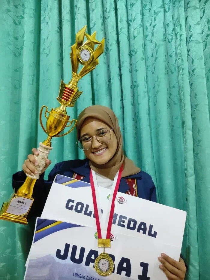 Mahasiswi Unair Meilisa Dwi Ervinda memborong juara di lomba esai nasional