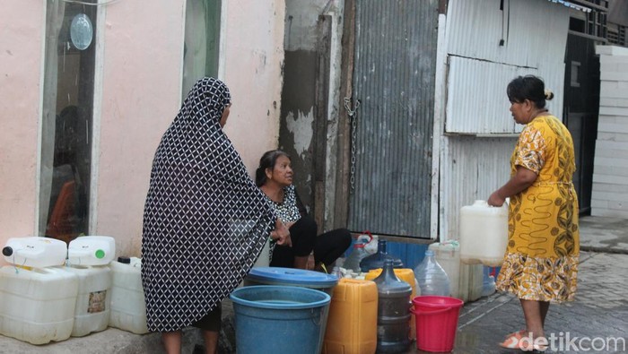 Warga Kampung Baru, Kecamatan Panakkukang, Kota Makassar, Sulawesi Selatan (Sulsel) mengeluh pembagian air bersih dari Badan Penanggulan Bencana Daerah (BPBD) Makassar.