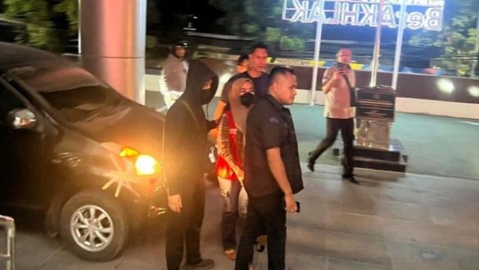 Kejari Kota Makassar, Sulawesi Selatan (Sulsel) menangkap Ridhana R, buron tersangka tindak pidana korupsi gedung perpustakaan Makassar tahun 2021.