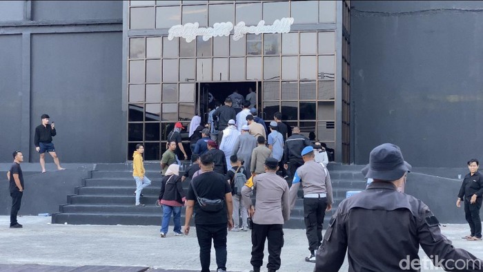 Massa demo di depan Angels Wing, Bangka Tengah.