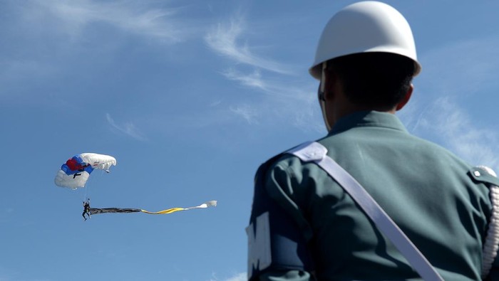 Melihat Atraksi Udara Pesawat Bonanza Kompetisi olahraga air piala Kasal di perairan teluk Manado, Sulawesi Utara. Atraksi pesawat Bonanza G-36 turut memeriahkan acara ini.