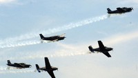 Pesawat Bonanza G-36 milik Skadron 200 Pusat Penerbangan Angkatan Laut (Puspenerbal) melakukan atraksi saat Kompetisi olahraga air piala Kasal di perairan teluk Manado, Sulawesi Utara, Jumat (22/9/2023).  