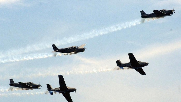 Melihat Atraksi Udara Pesawat Bonanza Kompetisi olahraga air piala Kasal di perairan teluk Manado, Sulawesi Utara. Atraksi pesawat Bonanza G-36 turut memeriahkan acara ini.