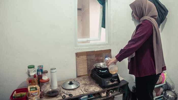 Mendulang berkah dari limbah jelantah Sandi membawa jerigen untuk selanjutnya menjemput limbah minyak jelantah dari warga di Komplek Pondok Cilegon Indah (PCI), Kota Cilegon, Banten.