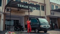 Mereka membeli minyak jelantah dari warga dan industri rumah makan untuk kemudian dijual kembali ke perusahaan dan diolah menjadi sumber energi alternatif.    