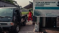 Masyarakat pun tak perlu susah payah untuk mendatangi tempat penampungan minyak jelantahnya, karena ia juga menyediakan layanan antarjemput yang tidak dikenakan tarif.  