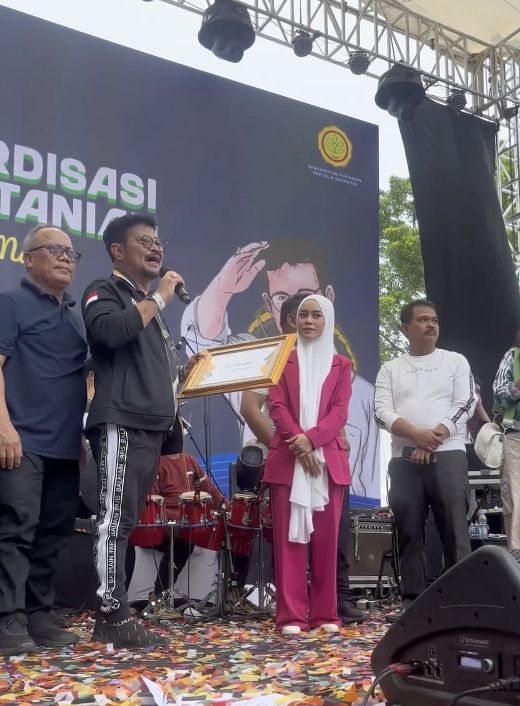 Menteri Pertanian Syahrul Yasin Limpo (kiri) dan Lesti Kejora (kanan) mendukung upaya Kementan dalam memperkuat pembangunan pertanian di Indonesia. (Tangkapan layar Instagram @kementerianpertanian)
