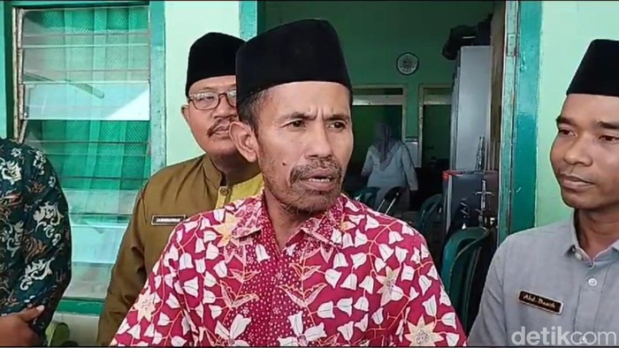 Mohammad Arif mantan Wakil Kepala Kesiswaan dan Noman Afandi Kepala sekolah MAN 1 Pamekasan Saat dikonfirmasi wartawan.