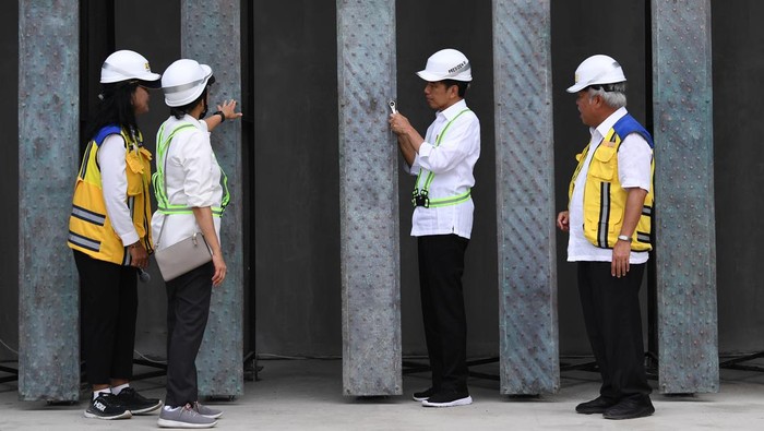 Presiden Joko Widodo (kiri) mengencangkan baut saat pemasangan bilah pertama Garuda disaksikan Menteri PUPR Basuki Hadimuljono di Kantor Presiden, Ibu Kota Nusantara (IKN), Penajam Paser Utara, Kalimantan Timur, Jumat (22/9/2023). Presiden Jokowi menyebut progres pembangunan Kantor Presiden sudah mencapai 38 persen. ANTARA FOTO/Sigid Kurniawan/foc.