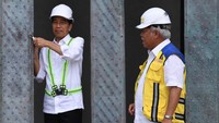Presiden Joko Widodo (kiri) mengencangkan baut saat pemasangan bilah pertama Garuda disaksikan Menteri PUPR Basuki Hadimuljono di Kantor Presiden, Ibu Kota Nusantara (IKN), Penajam Paser Utara, Kalimantan Timur, Jumat (22/9/2023).   