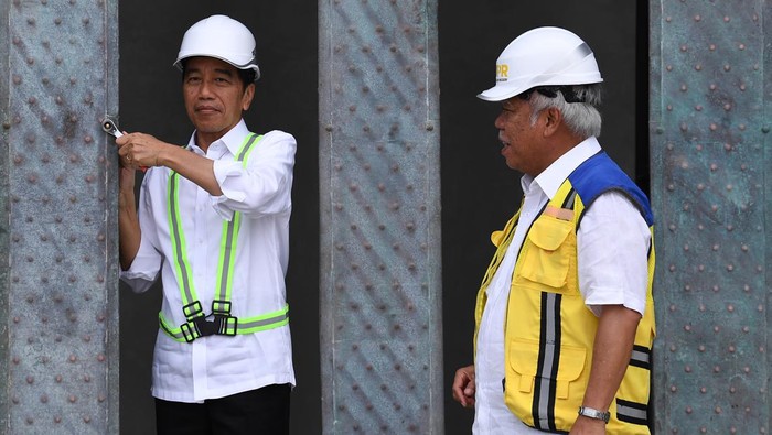 Presiden Joko Widodo (kiri) mengencangkan baut saat pemasangan bilah pertama Garuda disaksikan Menteri PUPR Basuki Hadimuljono di Kantor Presiden, Ibu Kota Nusantara (IKN), Penajam Paser Utara, Kalimantan Timur, Jumat (22/9/2023). Presiden Jokowi menyebut progres pembangunan Kantor Presiden sudah mencapai 38 persen. ANTARA FOTO/Sigid Kurniawan/foc.