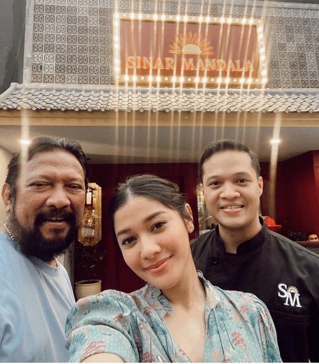 Kini Nay dan Arfito telah menjalani hubungan asmara selama setahun lebih. Arfito pun dekat dengan calon mertuanya, Jamal Mirdad, seperti yang ditunjukkan oleh foto ini. Foto: Instagram