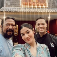 Kini Nay dan Arfito telah menjalani hubungan asmara selama setahun lebih. Arfito pun dekat dengan calon mertuanya, Jamal Mirdad, seperti yang ditunjukkan oleh foto ini. Foto: Instagram