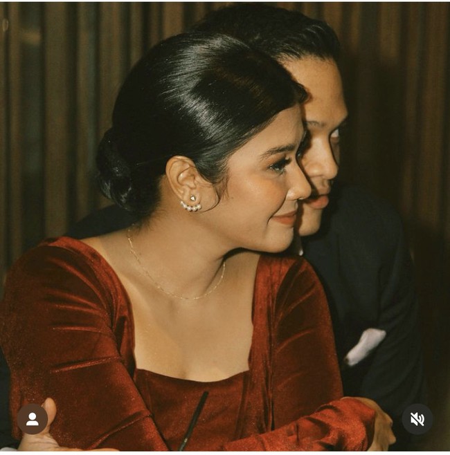 “Jangan lama-lama, langsung ke pelaminan aja kapan lagi,” komentar netizen. “Semoga jodoh yang dipertemukan Tuhan,” tambah lainnya mengomentari foto romantis Nay dan Arfito. Foto: Instagram