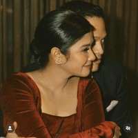 “Jangan lama-lama, langsung ke pelaminan aja kapan lagi,” komentar netizen. “Semoga jodoh yang dipertemukan Tuhan,” tambah lainnya mengomentari foto romantis Nay dan Arfito. Foto: Instagram