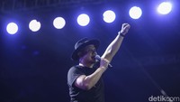Fadly mengajak para penonton lewat lagu Begitu Indah.