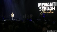 Beberapa single hits andalan seperti Menanti Sebuah Jawaban membuat penonton bernyanyi bersama.