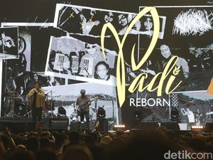 Aksi Padi Reborn Tampil Bareng Piyu di Pestapora