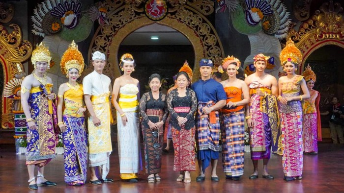Baju Adat Bali.
