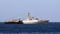 KRI Untung Suropati-372 berlabuh untuk mendukung kegiatan Kompetisi Olahraga Air Piala Kasal (kepala Staf Angkatan Laut) di perairan teluk Manado, Sulawesi Utara, Jumat (22/9/2023). KRI Untung Suropati-372 merupakan kapal perang jenis Korvet buatan Jerman yang dilengkapi persenjataan torpedo, rudal penangkis serangan udara, meriam permukaan, roket anti kapal selam serta memiliki fungsi utama sebagai kapal pemburu kapal selam.  