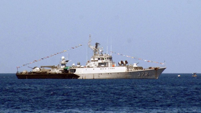 KRI Untung Suropati-372 berlabuh untuk mendukung kegiatan Kompetisi Olahraga Air Piala Kasal (kepala Staf Angkatan Laut) di perairan teluk Manado, Sulawesi Utara, Jumat (22/9/2023). KRI Untung Suropati-372 merupakan kapal perang jenis Korvet buatan Jerman yang dilengkapi persenjataan torpedo, rudal penangkis serangan udara, meriam permukaan, roket anti kapal selam serta memiliki fungsi utama sebagai kapal pemburu kapal selam. ANTARA FOTO/Adwit B Pramono/foc.