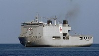 KRI dr Soeharso-990 berlabuh untuk mendukung kegiatan Kompetisi Olahraga Air Piala Kasal (kepala Staf Angkatan Laut) di perairan teluk Manado, Sulawesi Utara, Jumat (22/9/2023). KRI dr Soeharso-990 merupakan kapal perang jenis LPD (Landing Platform Dock) serba guna yang berfungsi sebagai kapal bantu angkut personel (BAP), kapal bantu rumah sakit (BRS) serta dapat mendaratkan dua heli jenis Super Puma, dengan kapasitas 75 anak buah kapal (ABK), 65 staf medis dan mampu menampung 40 pasien rawat inap. Jika dalam keadaan darurat, KRI DR Soeharso juga dapat menampung 400 pasukan dan 3000 penumpang.  