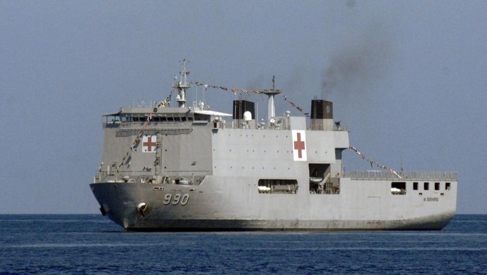 KRI dr Soeharso-990 berlabuh untuk mendukung kegiatan Kompetisi Olahraga Air Piala Kasal (kepala Staf Angkatan Laut) di perairan teluk Manado, Sulawesi Utara, Jumat (22/9/2023). KRI dr Soeharso-990 merupakan kapal perang jenis LPD (Landing Platform Dock) serba guna yang berfungsi sebagai kapal bantu angkut personel (BAP), kapal bantu rumah sakit (BRS) serta dapat mendaratkan dua heli jenis Super Puma, dengan kapasitas 75 anak buah kapal (ABK), 65 staf medis dan mampu menampung 40 pasien rawat inap. Jika dalam keadaan darurat, KRI DR Soeharso juga dapat menampung 400 pasukan dan 3000 penumpang. ANTARA FOTO/Adwit B Pramono/foc.