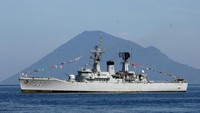 KRI Yos Sudarso-353 berlabuh untuk mendukung kegiatan Kompetisi Olahraga Air Piala Kasal (kepala Staf Angkatan Laut) di perairan teluk Manado, Sulawesi Utara, Jumat (22/9/2023). KRI Yos Sudarso merupakan kapal perang jenis perusak (destroyer) kawal berpeluru kendali buatan Belanda yang dilengkapi persenjataan rudal permukaan, torpedo, rudal penangkis serangan udara, meriam permukaan, serta mampu membawa 1 unit helikopter dengan fungsi sebagai helikopter anti kapal selam.   