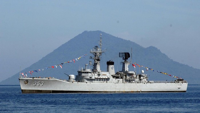 Parade Kapal Perang TNI AL Meriahkan Perairan Teluk Manado KRI Yos Sudarso-353 berlabuh untuk mendukung kegiatan Kompetisi Olahraga Air Piala Kasal (kepala Staf Angkatan Laut) di perairan teluk Manado, Sulawesi Utara, Jumat (22/9/2023). KRI Yos Sudarso merupakan kapal perang jenis perusak (destroyer) kawal berpeluru kendali buatan Belanda yang dilengkapi persenjataan rudal permukaan, torpedo, rudal penangkis serangan udara, meriam permukaan, serta mampu membawa 1 unit helikopter dengan fungsi sebagai helikopter anti kapal selam. ANTARA FOTO/Adwit B Pramono/foc.