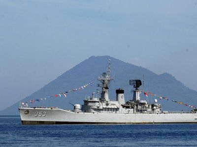 Parade Kapal Perang TNI AL Meriahkan Perairan Teluk Manado