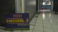 Pengelola pasar setempat menyebutkan, sekitar 100 pedagang atau penyewa memilih menutup toko dan beralih ke penjualan daring akibat sepinya pengunjung sejak dua tahun terakhir.  