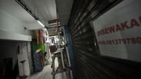 Melihat kondisi ini, Teten berkesimpulan produk yang dijual pedagang di pasar tidak bisa bersaing karena ada produk-produk impor yang dijual dengan harga sangat murah. Ia akan mengatur kembali arus masuk barang-barang konsumsi dari luar negeri ke Indonesia. ANTARA FOTO/Muhammad Izfaldi  