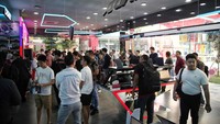 Direktur Sales Agres Id Indonesia  Andreas Direktur Keuangan Agres Id Indonesia , Erwin dan Direktur Utama Agres Id Indonesia Benny Susanto melakukan launching pembukaan toko elektronik Agres.Id di kawasan Erajaya Digital Complex, PIK 2, Tangerang Banten, Jumat (22/9/2023).