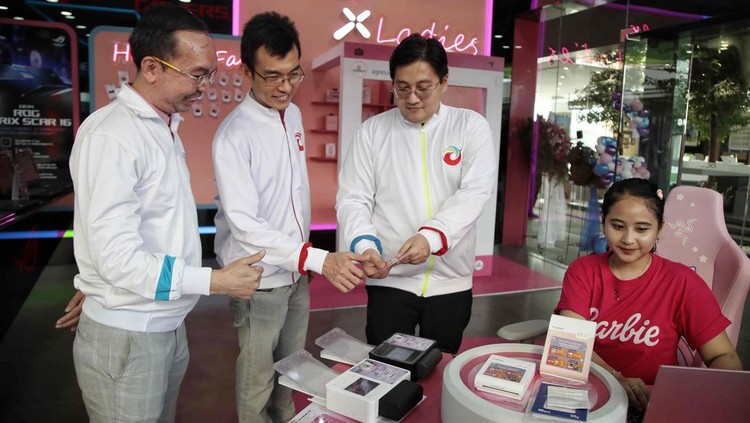 Pasar Industri Gaming untuk Wanita Meningkat Pesat di Asia Direktur Sales Agres Id Indonesia Andreas Direktur Keuangan Agres Id Indonesia , Erwin dan Direktur Utama Agres Id Indonesia Benny Susanto melakukan launching pembukaan toko elektronik Agres.Id di kawasan Erajaya Digital Complex, PIK 2, Tangerang Banten, Jumat (22/9/2023).