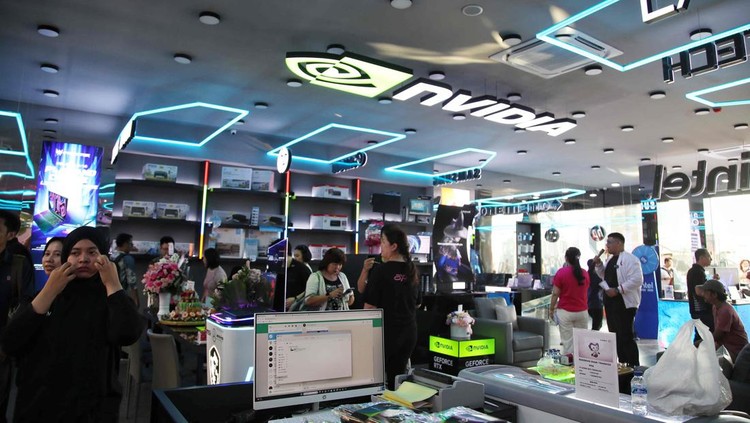 Pasar Industri Gaming untuk Wanita Meningkat Pesat di Asia Direktur Sales Agres Id Indonesia Andreas Direktur Keuangan Agres Id Indonesia , Erwin dan Direktur Utama Agres Id Indonesia Benny Susanto melakukan launching pembukaan toko elektronik Agres.Id di kawasan Erajaya Digital Complex, PIK 2, Tangerang Banten, Jumat (22/9/2023).