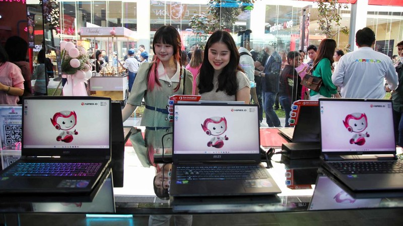 Direktur Sales Agres Id Indonesia  Andreas Direktur Keuangan Agres Id Indonesia , Erwin dan Direktur Utama Agres Id Indonesia Benny Susanto melakukan launching pembukaan toko elektronik Agres.Id di kawasan Erajaya Digital Complex, PIK 2, Tangerang Banten, Jumat (22/9/2023).