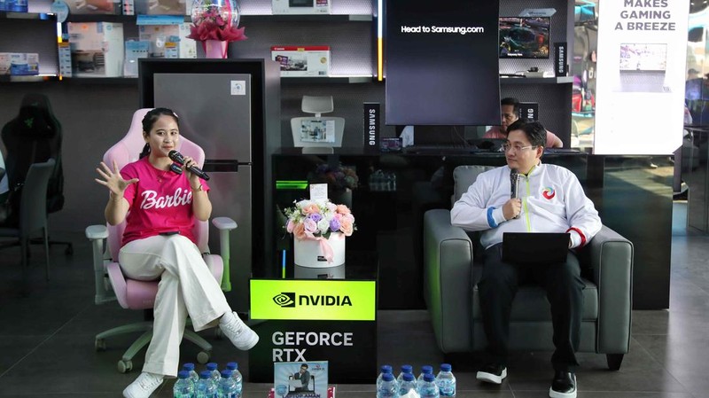 Direktur Sales Agres Id Indonesia  Andreas Direktur Keuangan Agres Id Indonesia , Erwin dan Direktur Utama Agres Id Indonesia Benny Susanto melakukan launching pembukaan toko elektronik Agres.Id di kawasan Erajaya Digital Complex, PIK 2, Tangerang Banten, Jumat (22/9/2023).