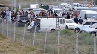 Etnis Armenia berkumpul di kamp penjaga perdamaian Rusia dekat Stepanakert di Nagorno-Karabakh, Kamis (21/9/2023).  