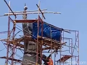Patung Bung Karno di Banyuasin Kini Ditutup Terpal Usai Viral Tak Mirip