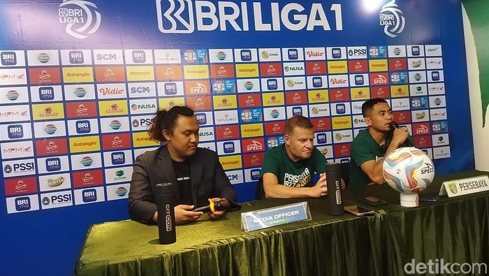 Pelatih Persebaya Josep Gombau