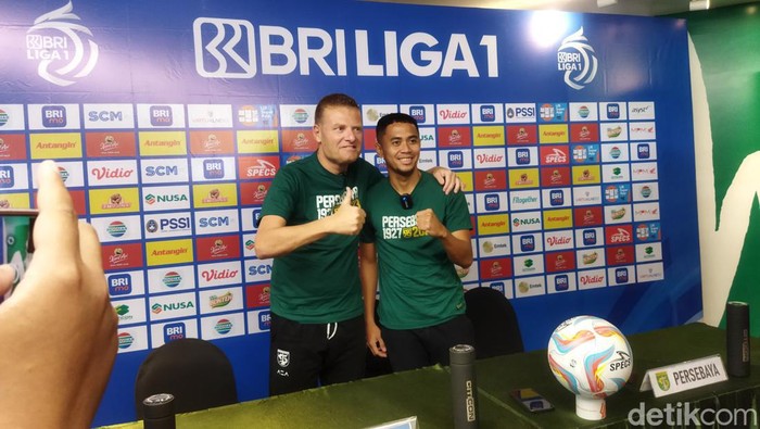 Pelatih Persebaya Josep Gombau