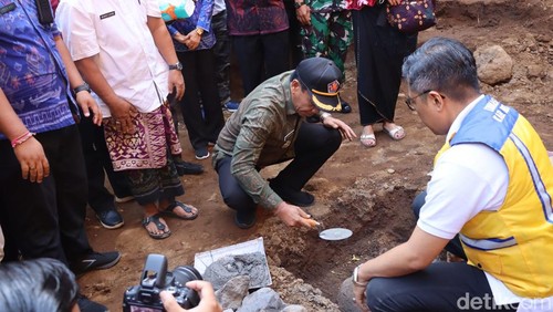 Peletakan batu pertama Jembatan Bakung oleh Pj Bupati Buleleng, Ketut Lihadnyana.
