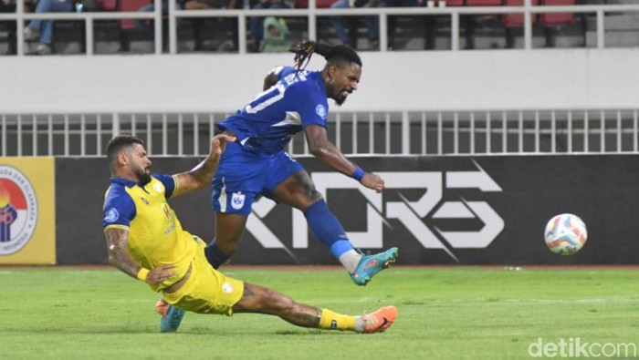 Pemain PSIS, Carlos Fortes berduel dengan bek Barito Putera, Renan Silva, Jumat (22/9/2023).