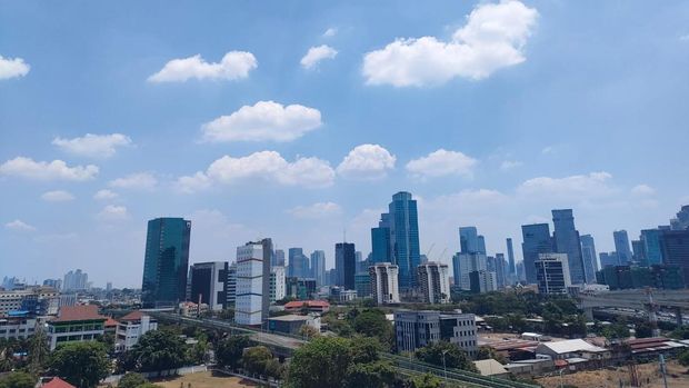 Penampakan langit Jakarta berwarna biru pada Jumat (22/9/2023) pukul 11.30 WIB (Dhani/detikcom)