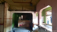 Penampakan salah satu bangunan kafe di Gang Royal yang ditertibkan Pemprov DKI (Annisa/detikcom)