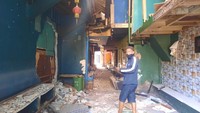 Di Gang Royal ini terdapat juga bangunan jenis permanen. Terlihat ada tembok bangunan liar itu yang sudah dibobol petugas (Annisa/detikcom)