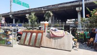 Tampak barang-barang warga ditumpuk setelah bangunan-bangunan ilegal mulai dirobohkan (Annisa/detikcom)