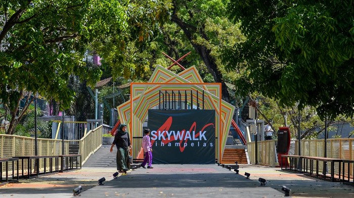 Aktivitas warga di Teras Cihampelas tahap dua di Bandung, Jawa Barat, Jumat (22/9/2023). Pemerintah Kota Bandung meresmikan Teras Cihampelas tahap dua dengan penambahan trase tematik seperti zona fashion, zona hobi, zona kelas luar ruang serta zona sejarah yang diharapkan menjadi wadah kreatif bagi masyakarat Bandung serta menjadi daya tarik wisatawan. ANTARA FOTO/Raisan Al Farisi/foc.