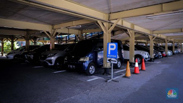 Pengendara memarkirkan sepeda motor di Park and Ride Terminal Kampung Rambutan, Jakarta, Jumat (22/9/2023). (CNBC Indonesia/Faisal Rahman) Pengendara memarkirkan sepeda motor di Park and Ride Terminal Kampung Rambutan, Jakarta, Jumat (22/9/2023). (CNBC Indonesia/Faisal Rahman)
