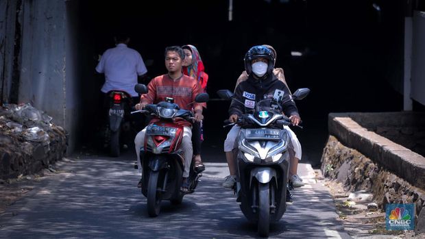 Pengendara sepeda motor melintasi terowongan Ceger, Jakarta, Jumat (22/9/2023). Terowongan itu merupakan akses jalan alternatif penghubung antara Jalan Manunggal III dan Bungur, yang terletak di dua kecamatan yakni Ciracas dan Cipayung, Jakarta Timur. (CNBC Indonesia/Faisal Rahman)